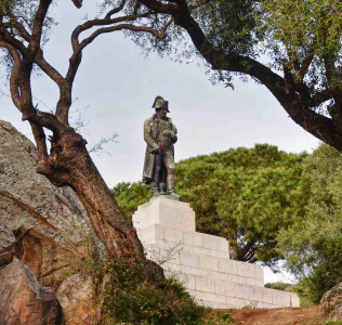 Brīvdienas Dienvidkorsikā valsts svētkos ar FlyMeAway